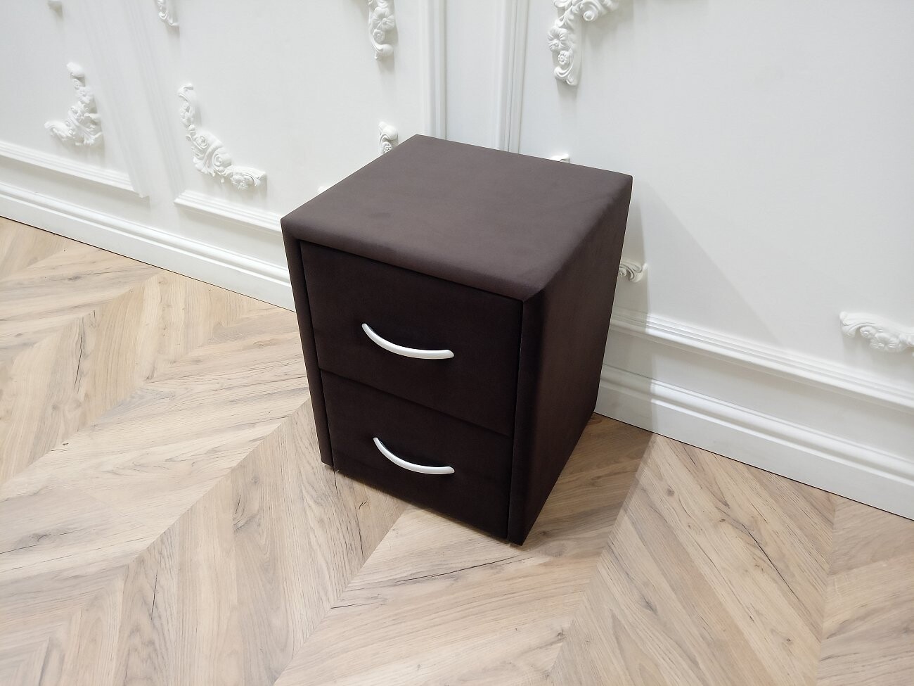 Прикроватная тумбочка с двумя ящиками коричневая Эстетика Enigma - изображение 4