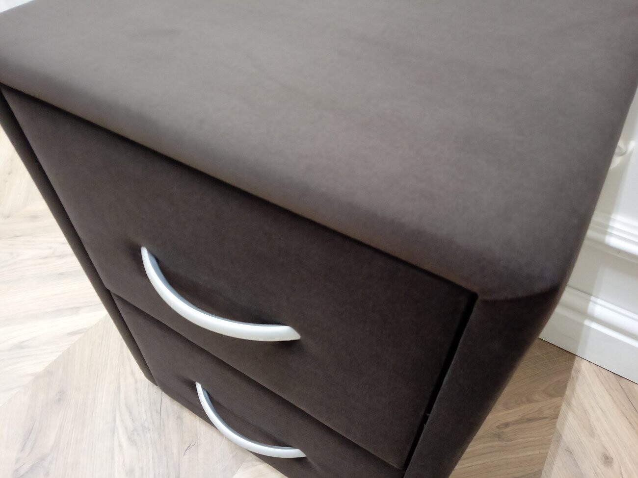 Прикроватная тумбочка с двумя ящиками коричневая Эстетика Enigma - изображение 5