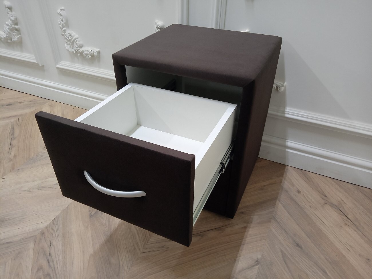 Прикроватная тумбочка с двумя ящиками коричневая Эстетика Enigma - изображение 6