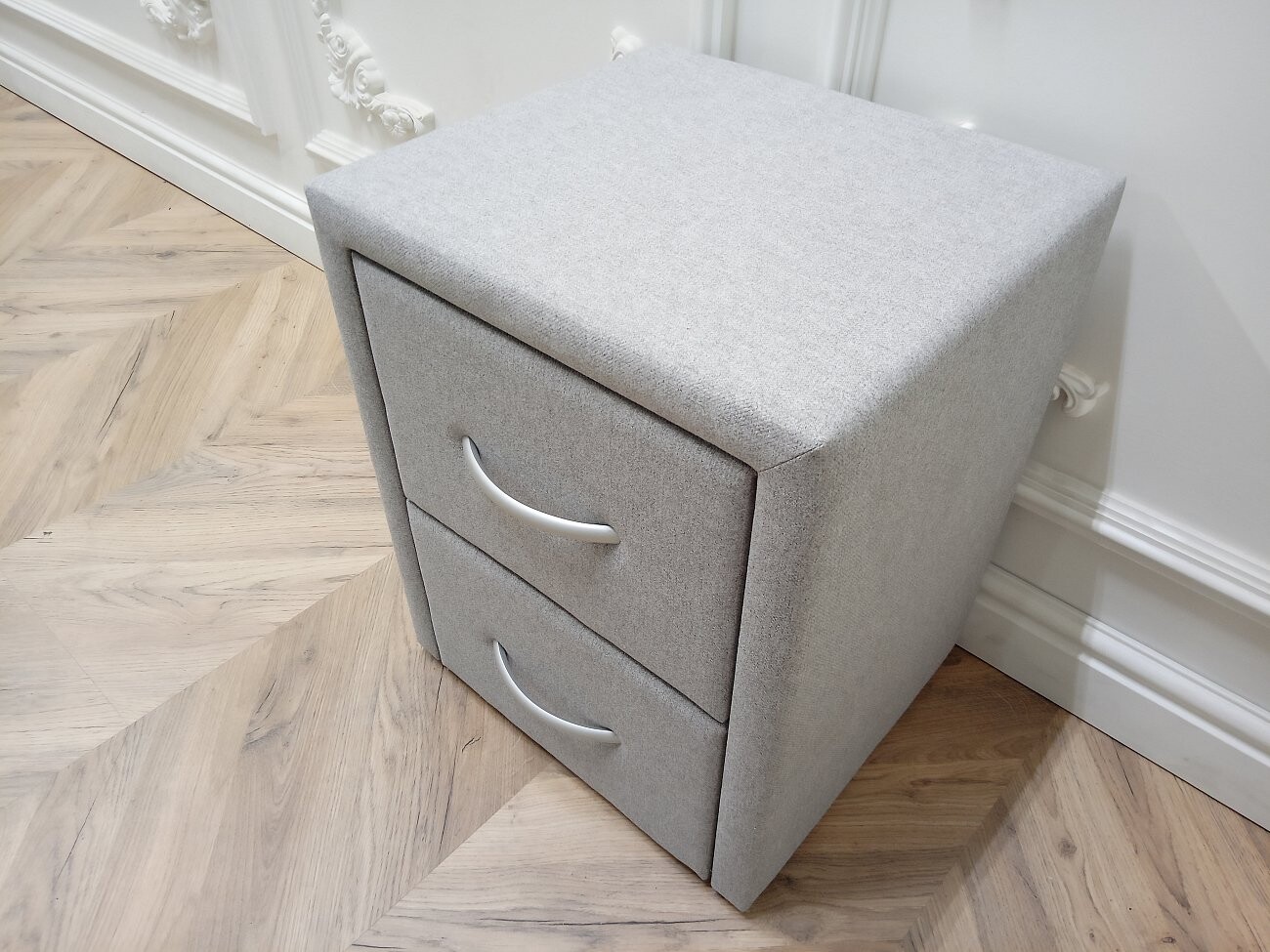 Прикроватная тумбочка с двумя ящиками дымчатая Эстетика Cardif - изображение 6