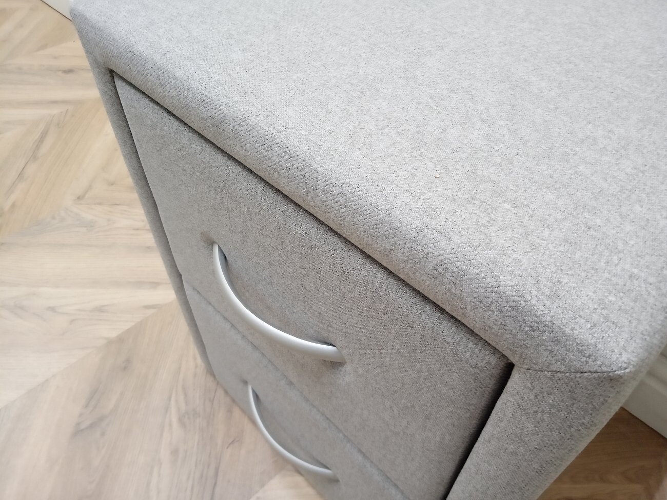 Прикроватная тумбочка с двумя ящиками дымчатая Эстетика Cardif - изображение 7