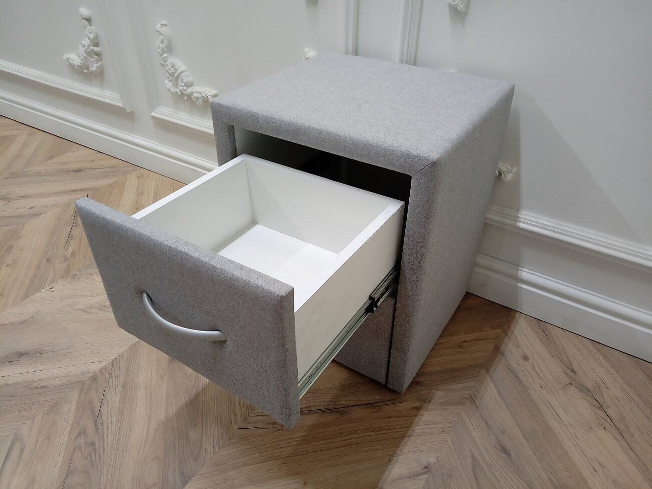 Прикроватная тумбочка с двумя ящиками дымчатая Эстетика Cardif - изображение 8