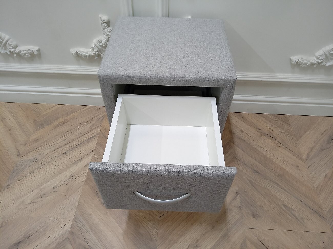 Прикроватная тумбочка с двумя ящиками дымчатая Эстетика Cardif - изображение 9