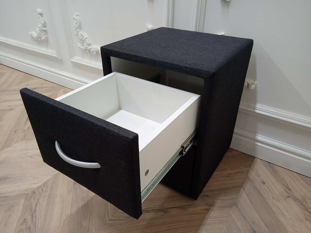 Прикроватная тумбочка с двумя ящиками черная Эстетика Montana - изображение 5