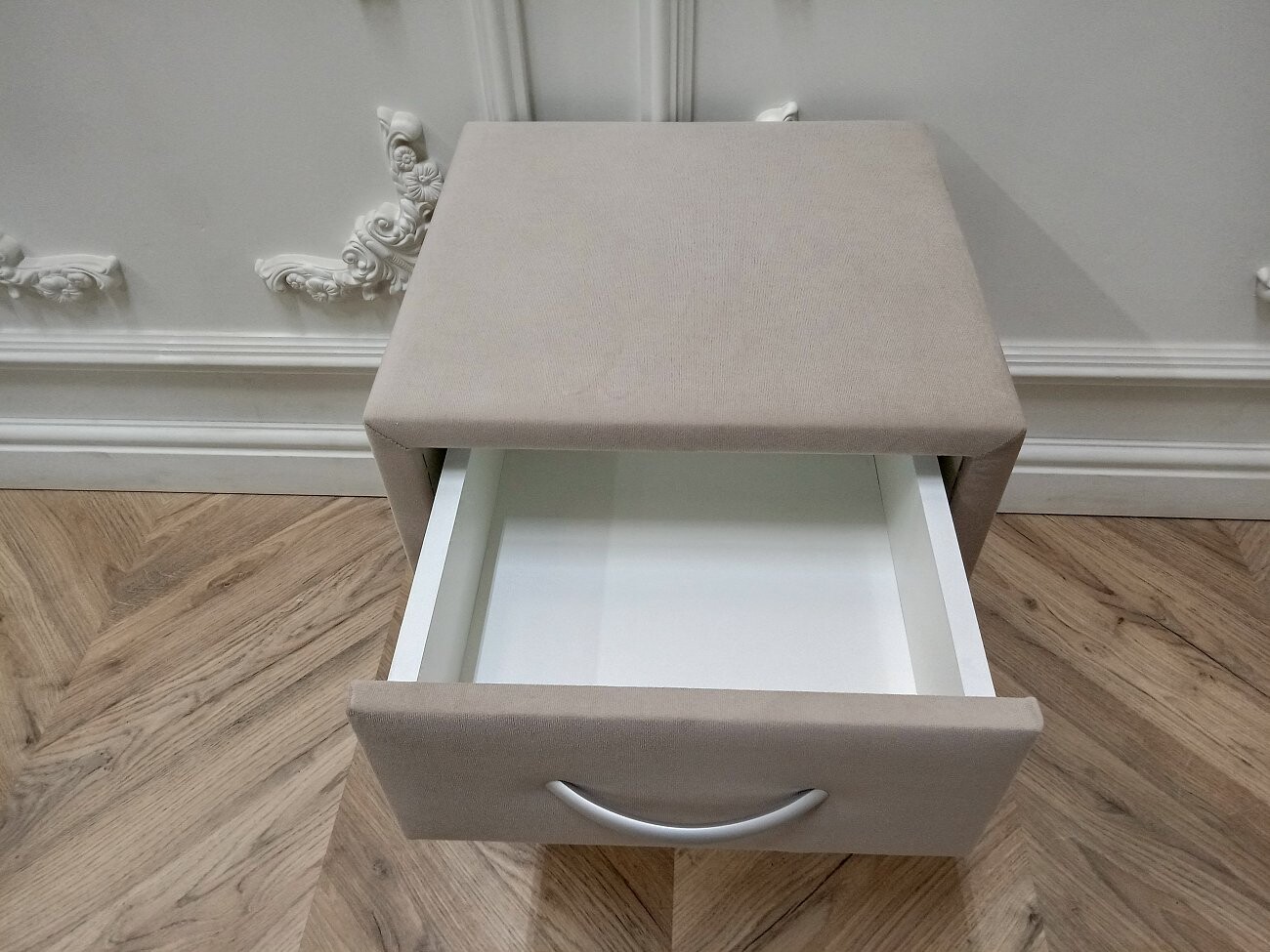 Прикроватная тумбочка с тремя ящиками бежевая Эстетика Enigma - изображение 10