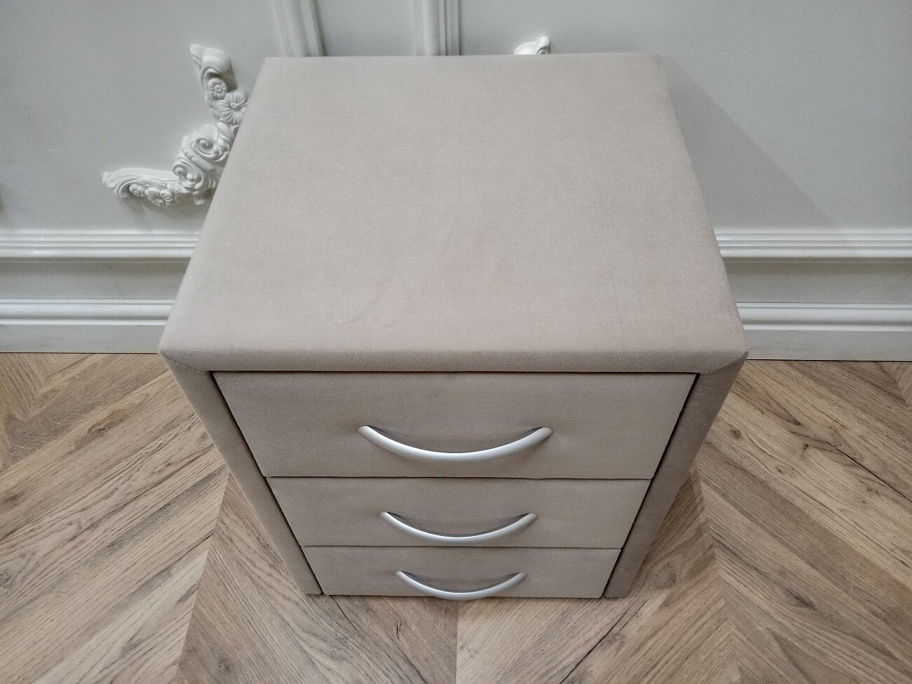 Прикроватная тумбочка с тремя ящиками бежевая Эстетика Enigma - изображение 11