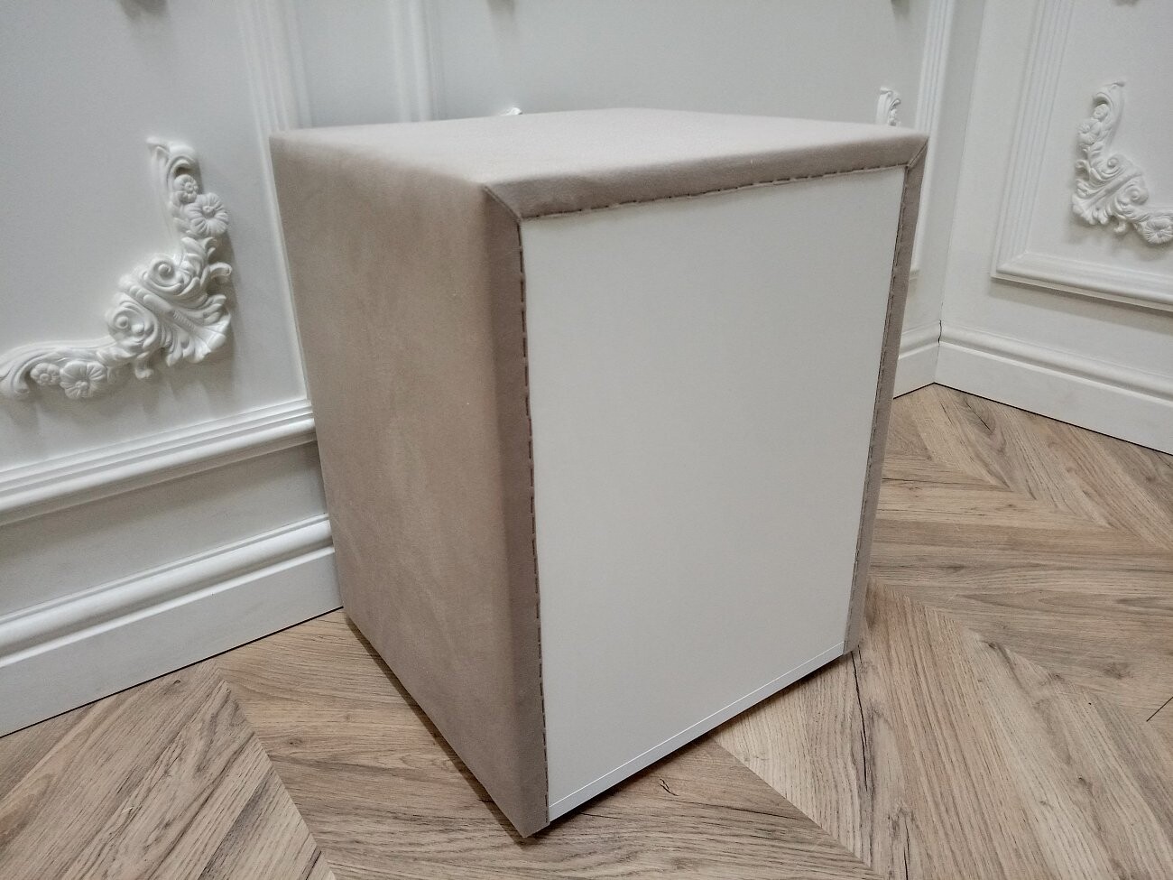 Прикроватная тумбочка с тремя ящиками бежевая Эстетика Enigma - изображение 12