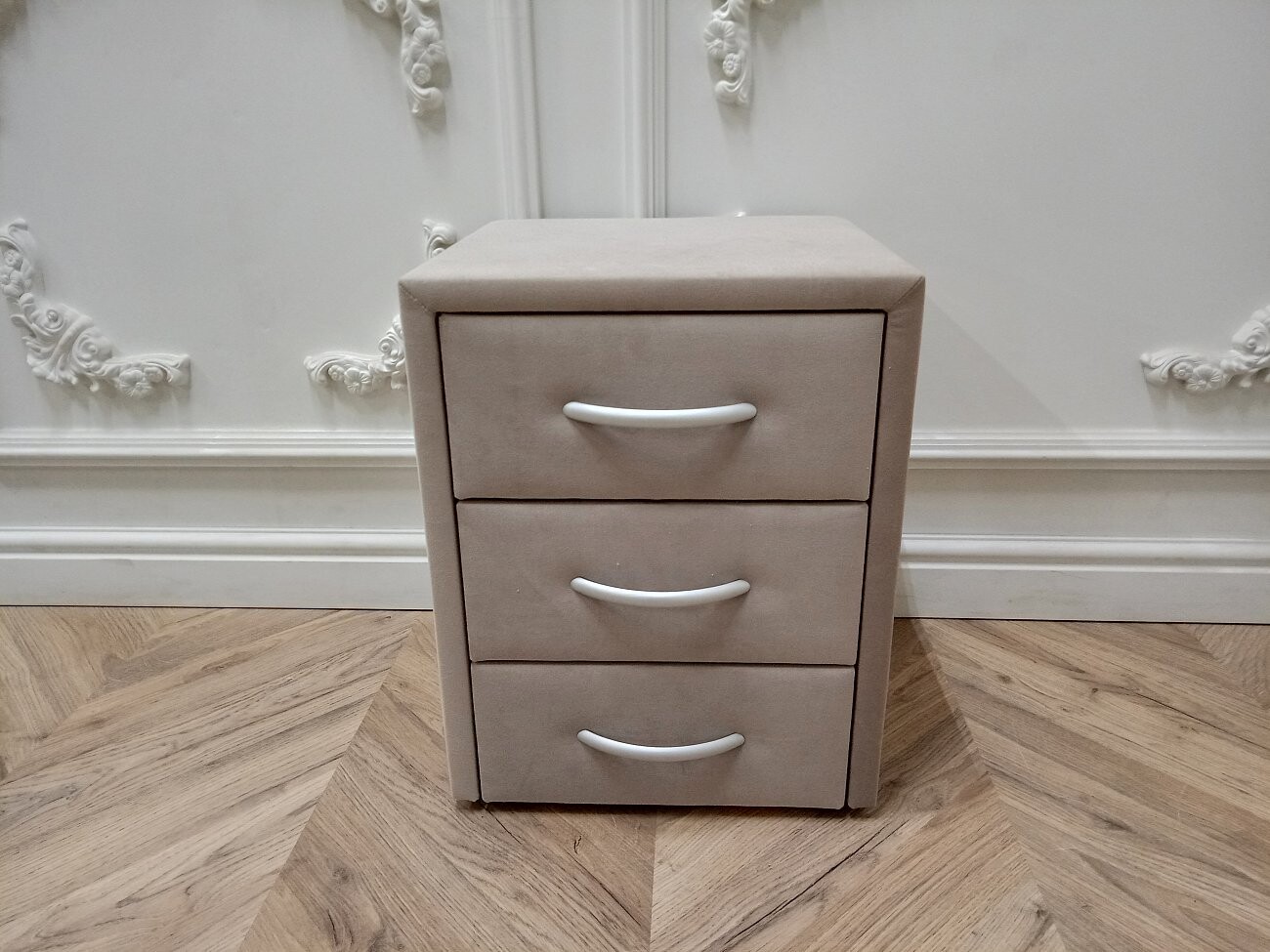 Прикроватная тумбочка с тремя ящиками бежевая Эстетика Enigma - изображение 2