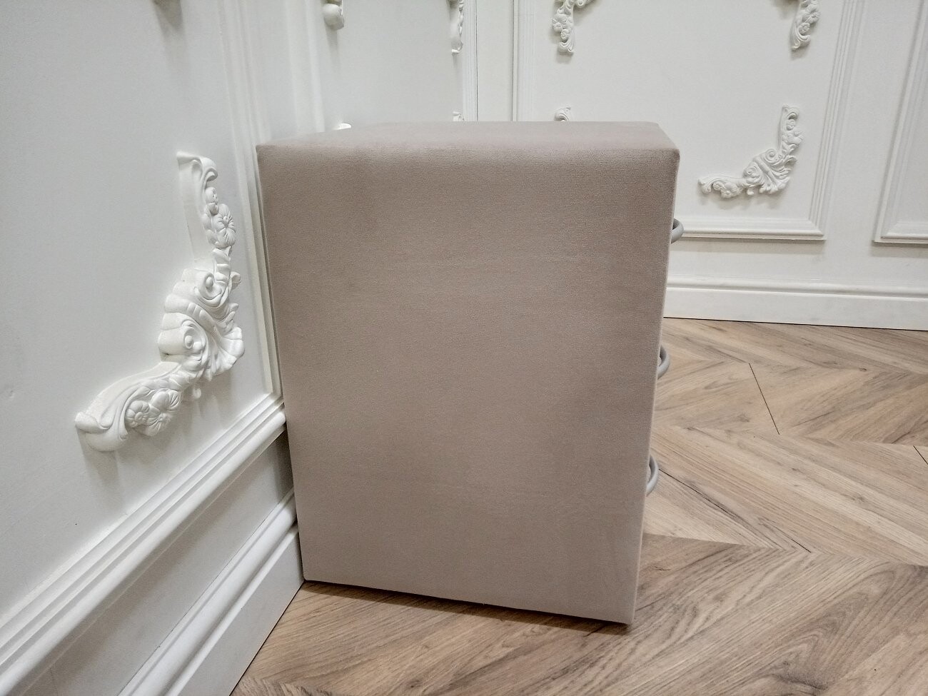 Прикроватная тумбочка с тремя ящиками бежевая Эстетика Enigma - изображение 4