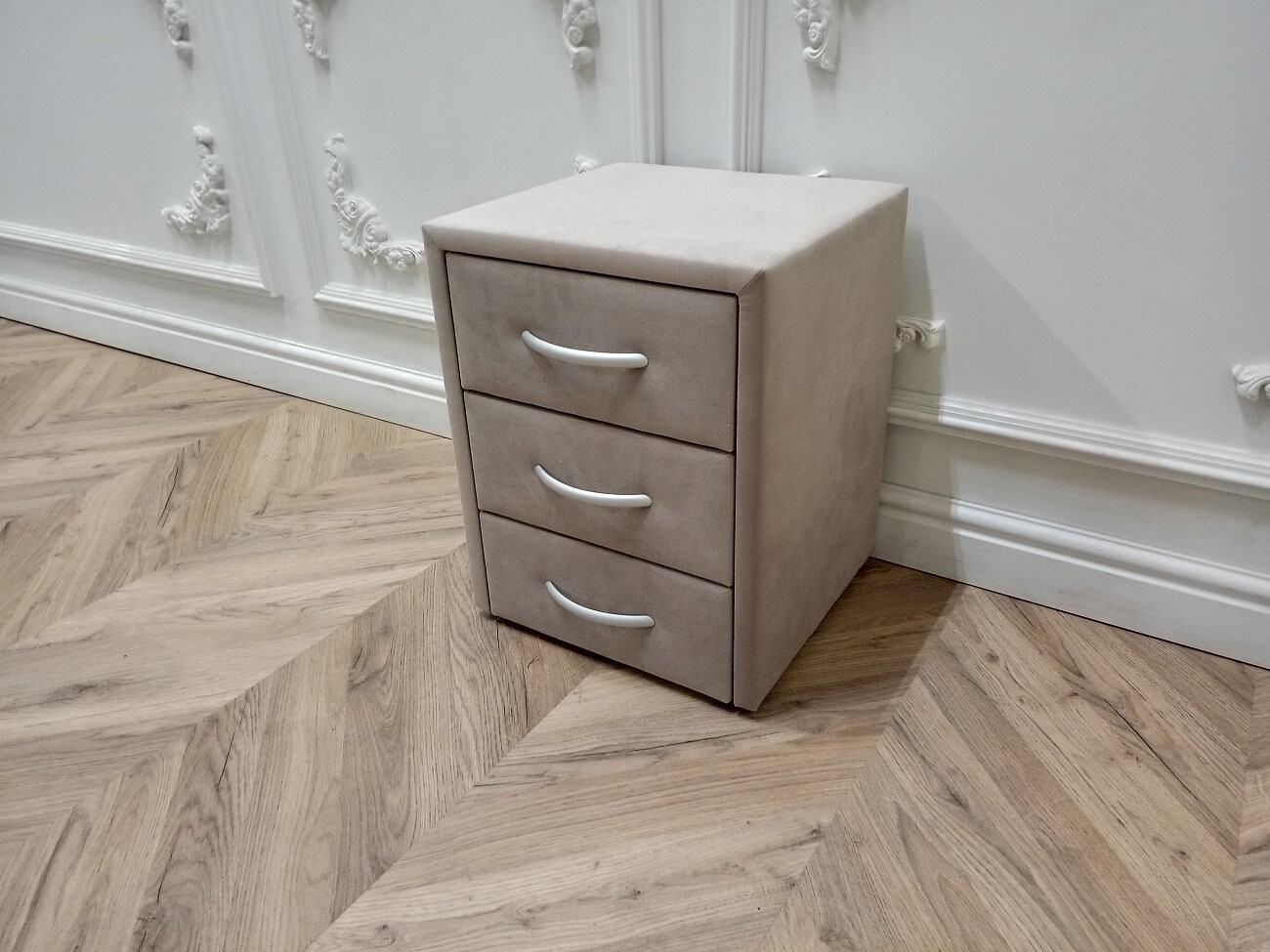 Прикроватная тумбочка с тремя ящиками бежевая Эстетика Enigma - изображение 5