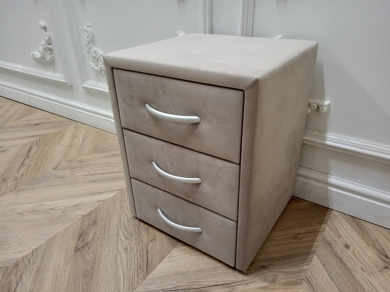 Прикроватная тумбочка с тремя ящиками бежевая Эстетика Enigma - изображение 6