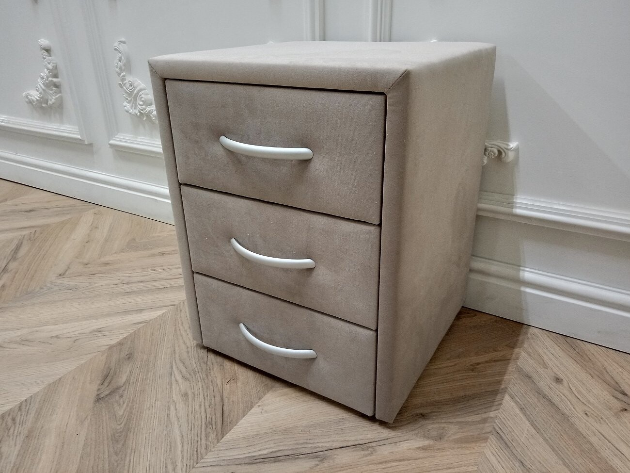 Прикроватная тумбочка с тремя ящиками бежевая Эстетика Enigma - изображение 7