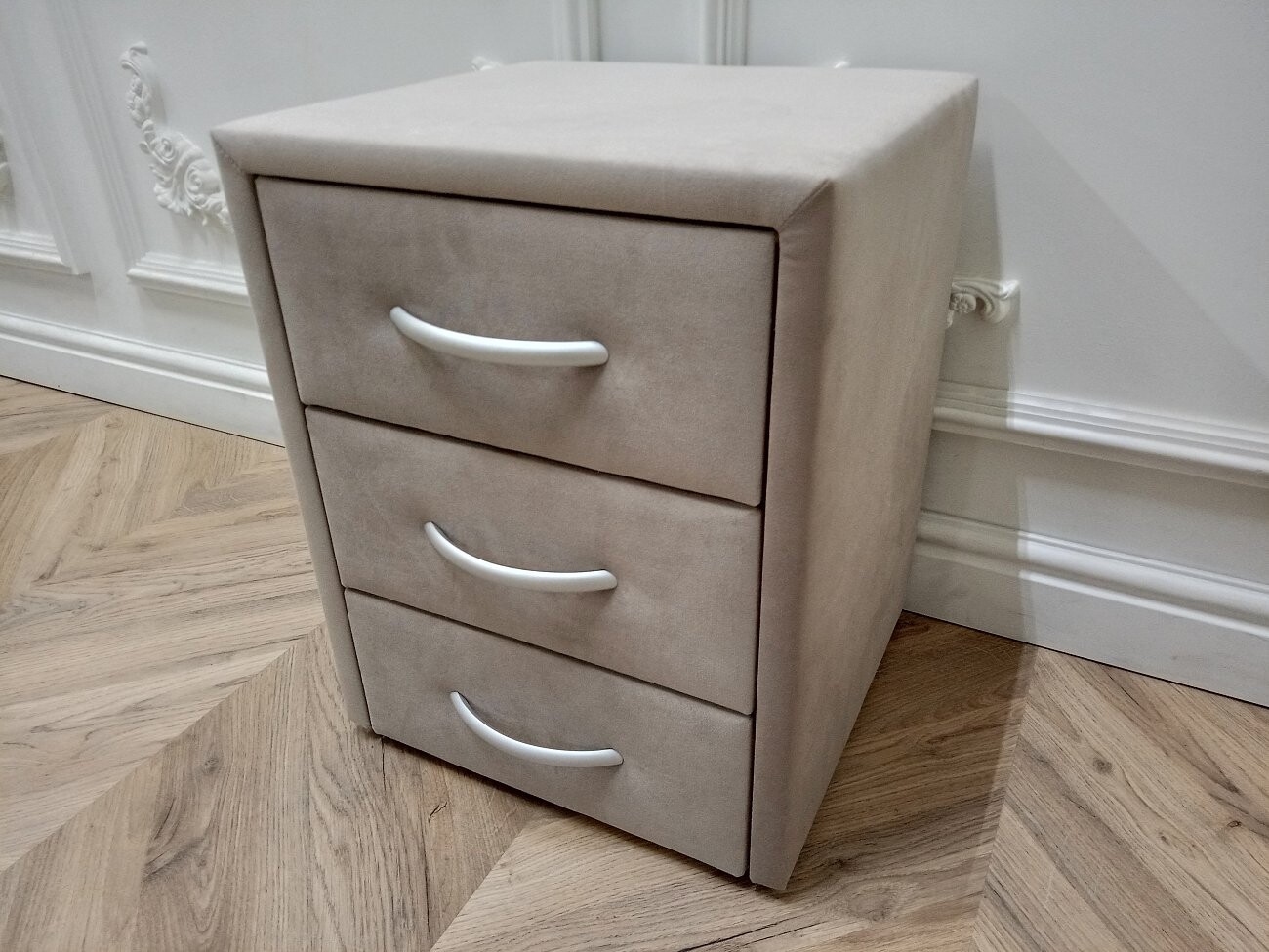 Прикроватная тумбочка с тремя ящиками бежевая Эстетика Enigma - изображение 8
