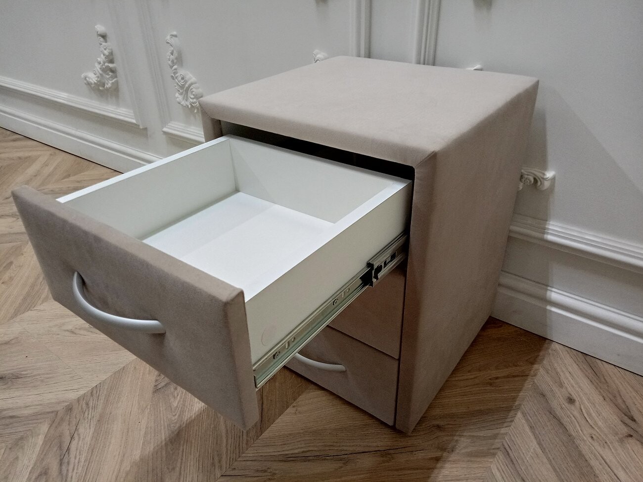 Прикроватная тумбочка с тремя ящиками бежевая Эстетика Enigma - изображение 9