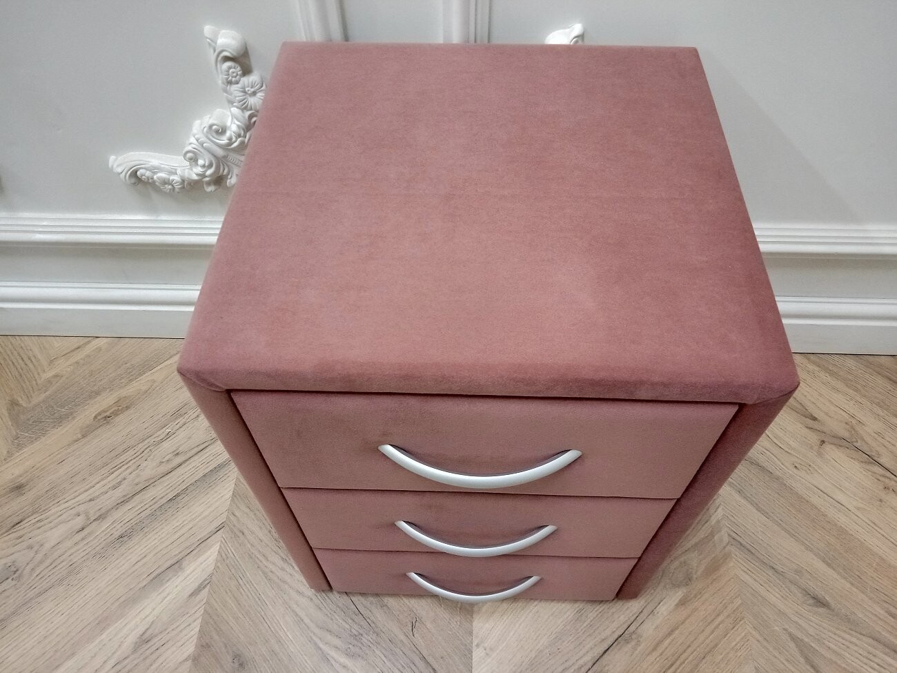 Прикроватная тумбочка с тремя ящиками медно-розовая Эстетика Kolibri Berry - изображение 10