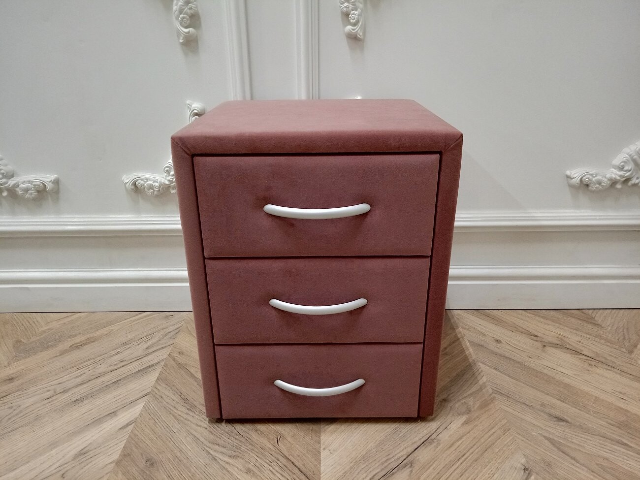 Прикроватная тумбочка с тремя ящиками медно-розовая Эстетика Kolibri Berry - изображение 2