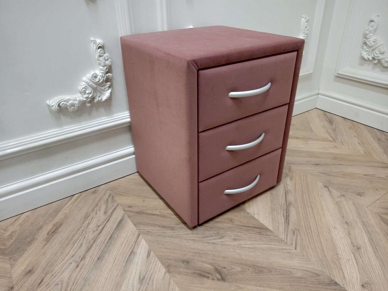 Прикроватная тумбочка с тремя ящиками медно-розовая Эстетика Kolibri Berry - изображение 3