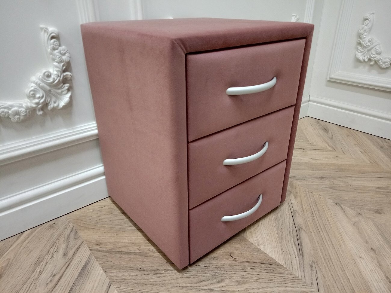 Прикроватная тумбочка с тремя ящиками медно-розовая Эстетика Kolibri Berry - изображение 4