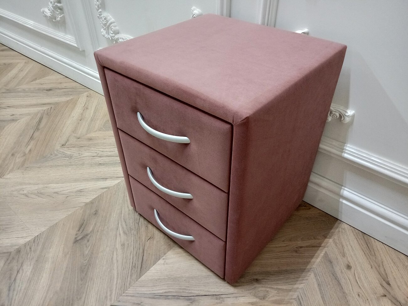 Прикроватная тумбочка с тремя ящиками медно-розовая Эстетика Kolibri Berry - изображение 7