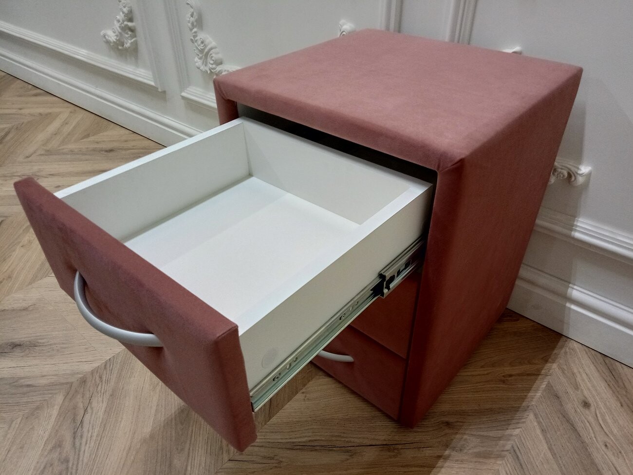 Прикроватная тумбочка с тремя ящиками медно-розовая Эстетика Kolibri Berry - изображение 8