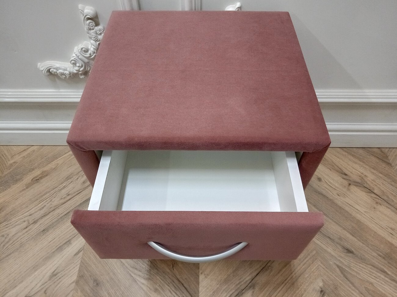 Прикроватная тумбочка с тремя ящиками медно-розовая Эстетика Kolibri Berry - изображение 9