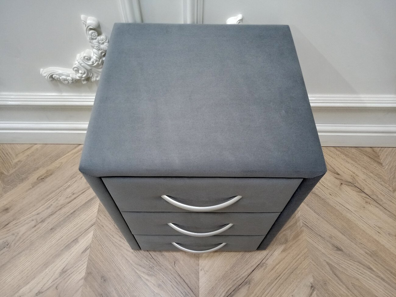 Прикроватная тумбочка с тремя ящиками серая Эстетика Enigma - изображение 10