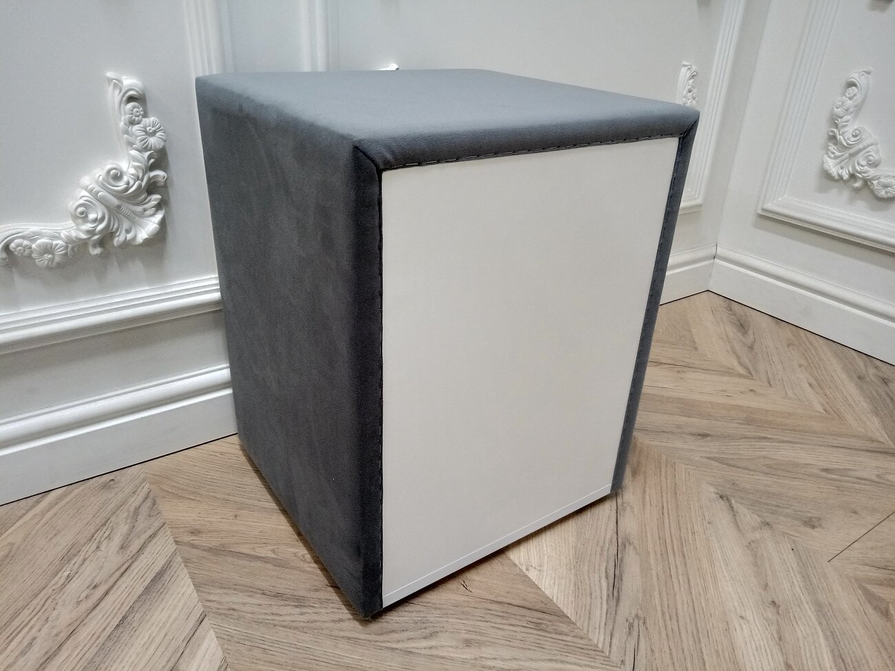 Прикроватная тумбочка с тремя ящиками серая Эстетика Enigma - изображение 11