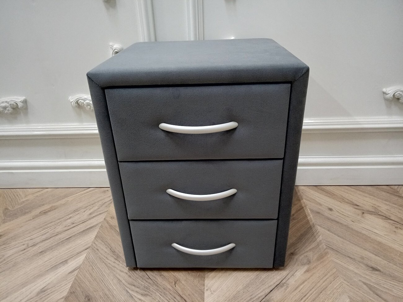 Прикроватная тумбочка с тремя ящиками серая Эстетика Enigma - изображение 2