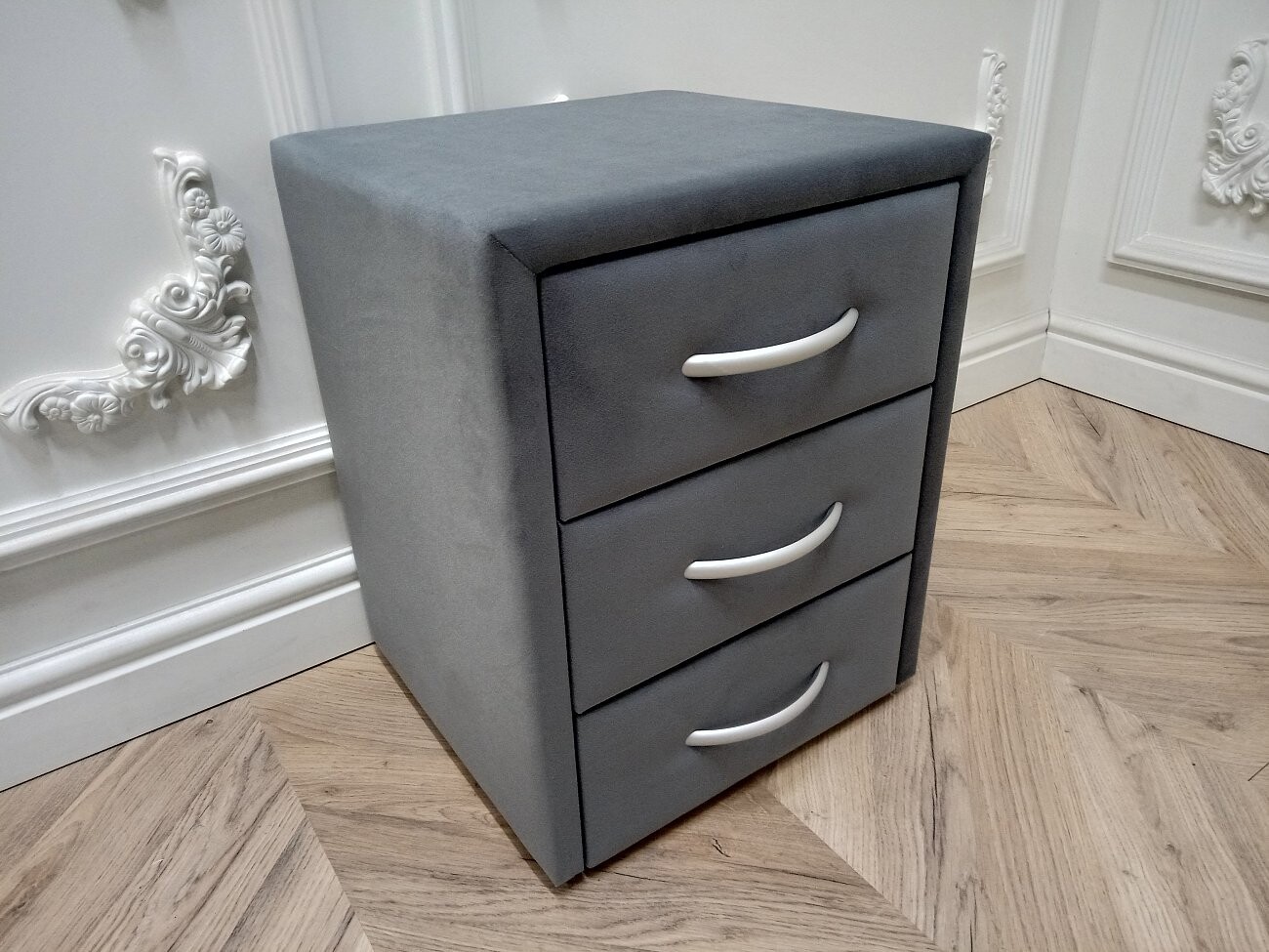 Прикроватная тумбочка с тремя ящиками серая Эстетика Enigma - изображение 3