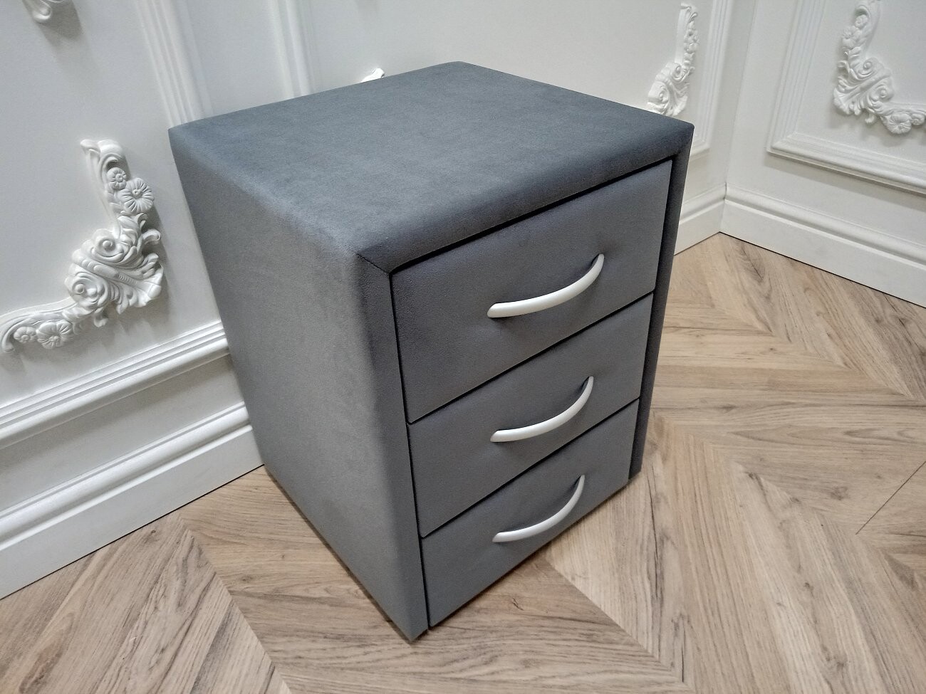 Прикроватная тумбочка с тремя ящиками серая Эстетика Enigma - изображение 4