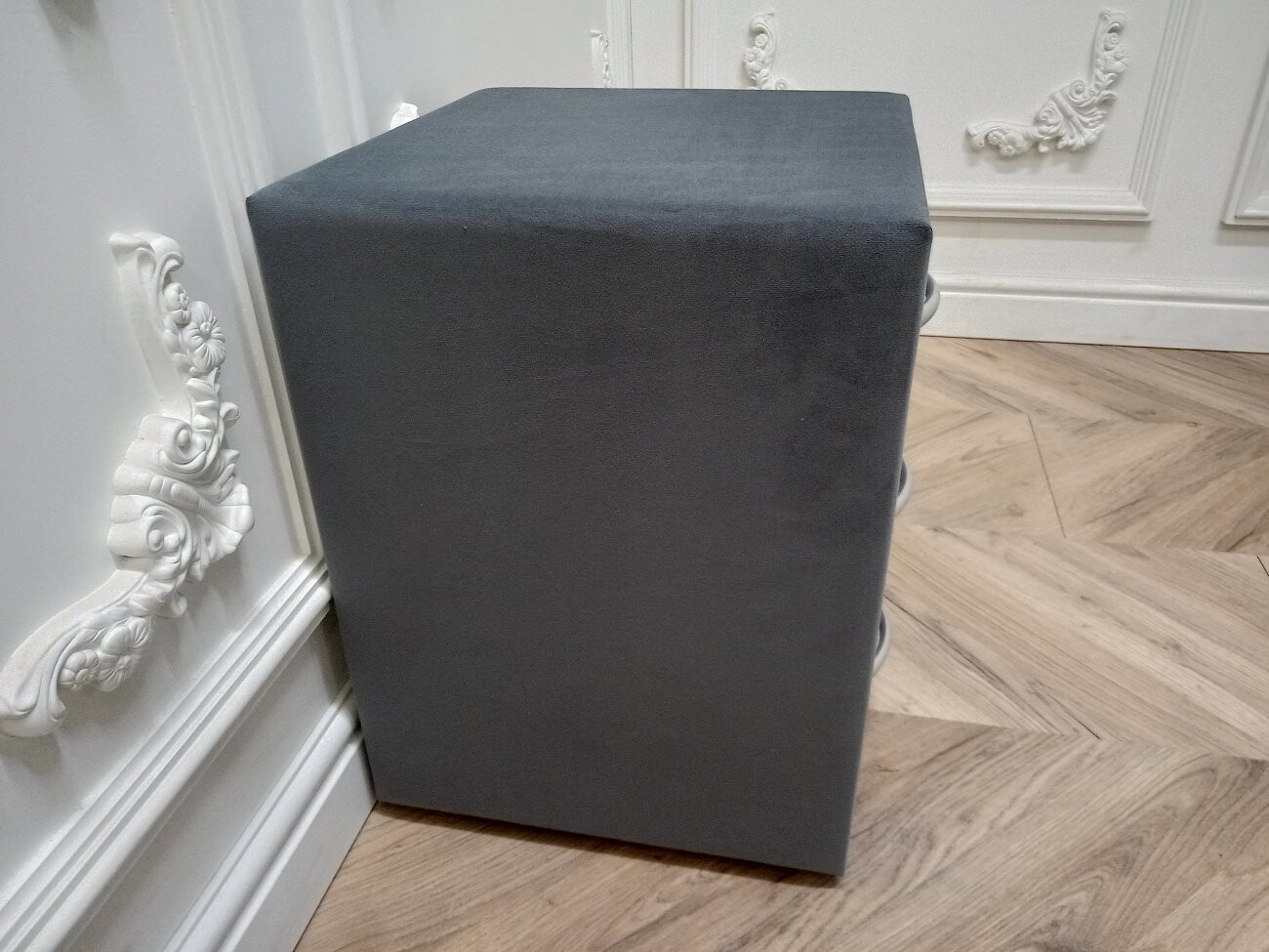 Прикроватная тумбочка с тремя ящиками серая Эстетика Enigma - изображение 5