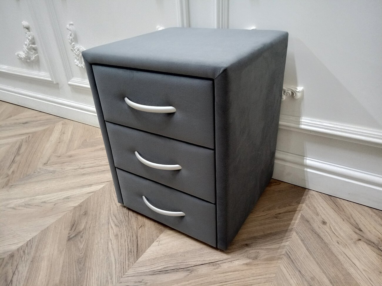 Прикроватная тумбочка с тремя ящиками серая Эстетика Enigma - изображение 6