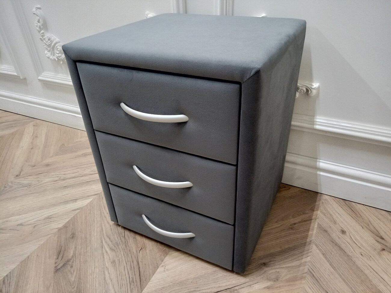Прикроватная тумбочка с тремя ящиками серая Эстетика Enigma - изображение 7