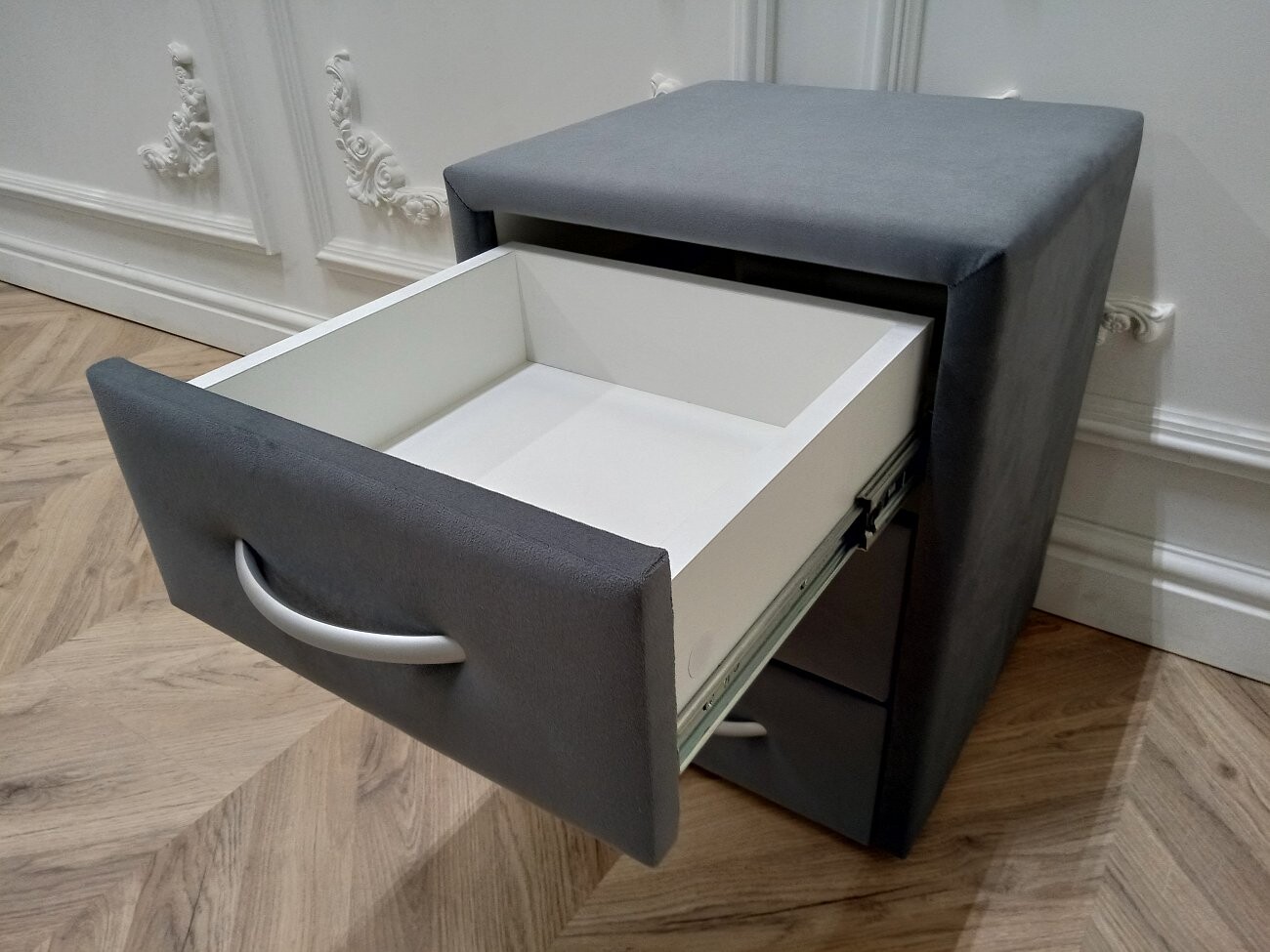 Прикроватная тумбочка с тремя ящиками серая Эстетика Enigma - изображение 8