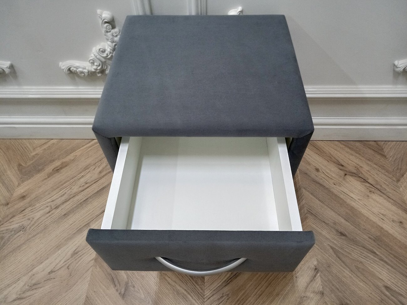 Прикроватная тумбочка с тремя ящиками серая Эстетика Enigma - изображение 9