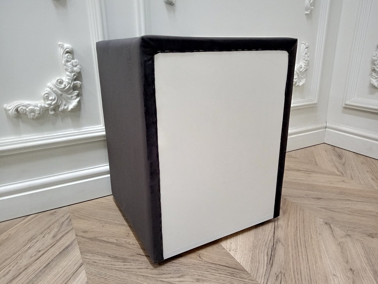 Прикроватная тумбочка с тремя ящиками графитовая Эстетика Rivera - изображение 10