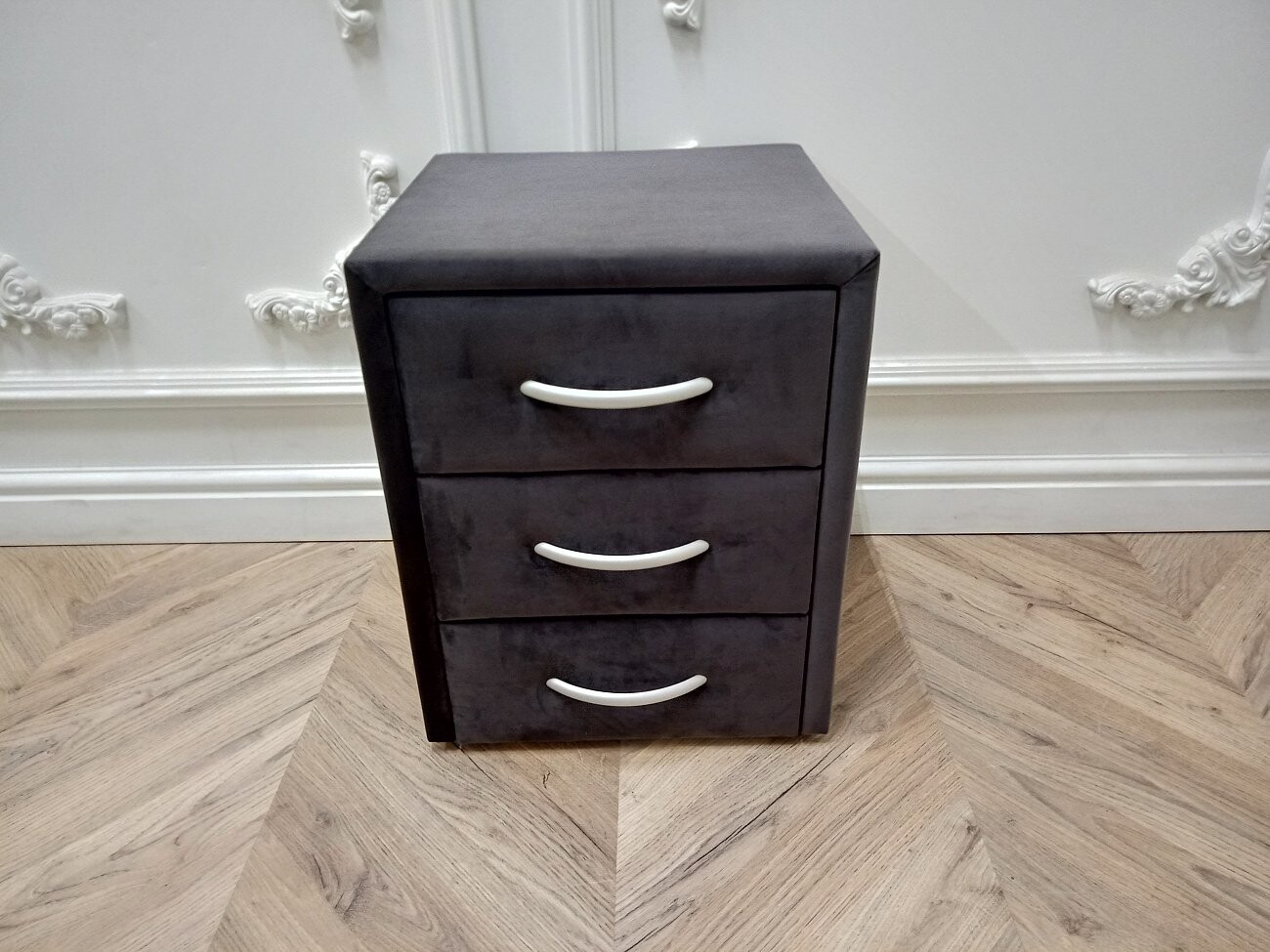 Прикроватная тумбочка с тремя ящиками графитовая Эстетика Rivera - изображение 2