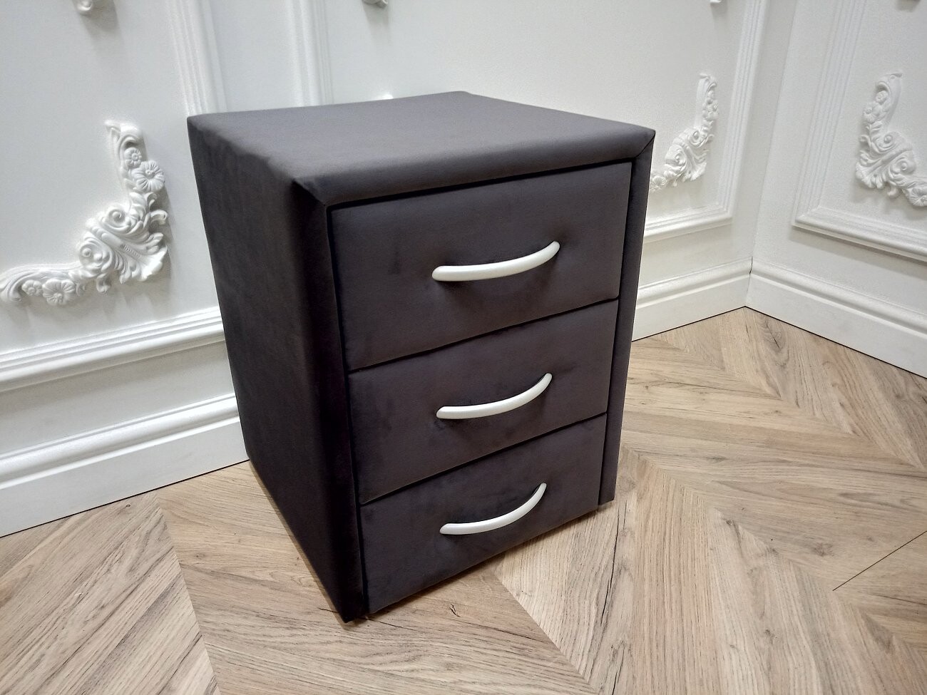 Прикроватная тумбочка с тремя ящиками графитовая Эстетика Rivera - изображение 3