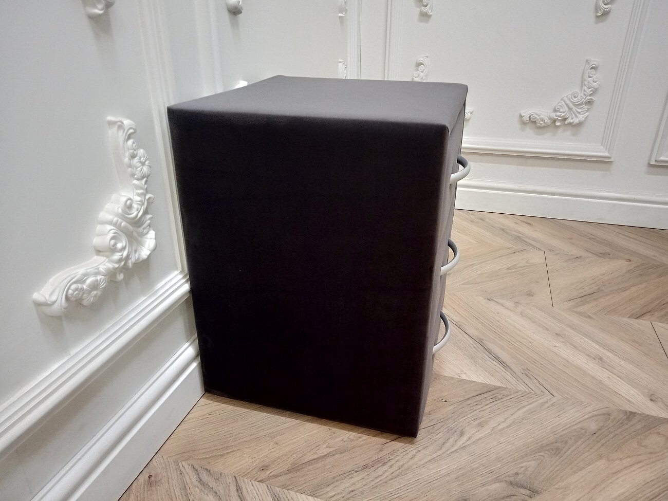 Прикроватная тумбочка с тремя ящиками графитовая Эстетика Rivera - изображение 4