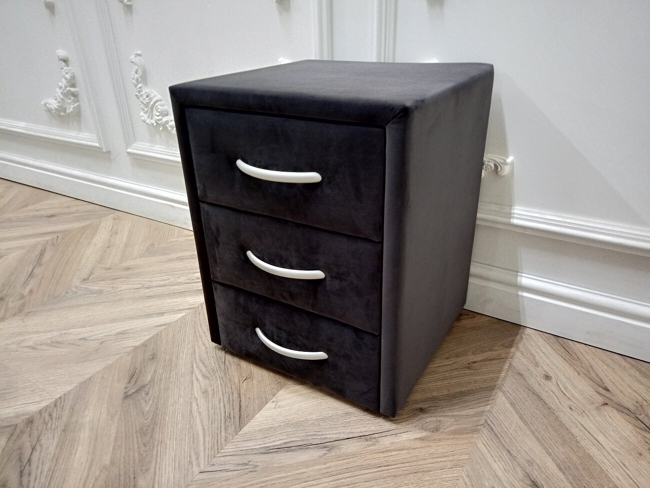 Прикроватная тумбочка с тремя ящиками графитовая Эстетика Rivera - изображение 5