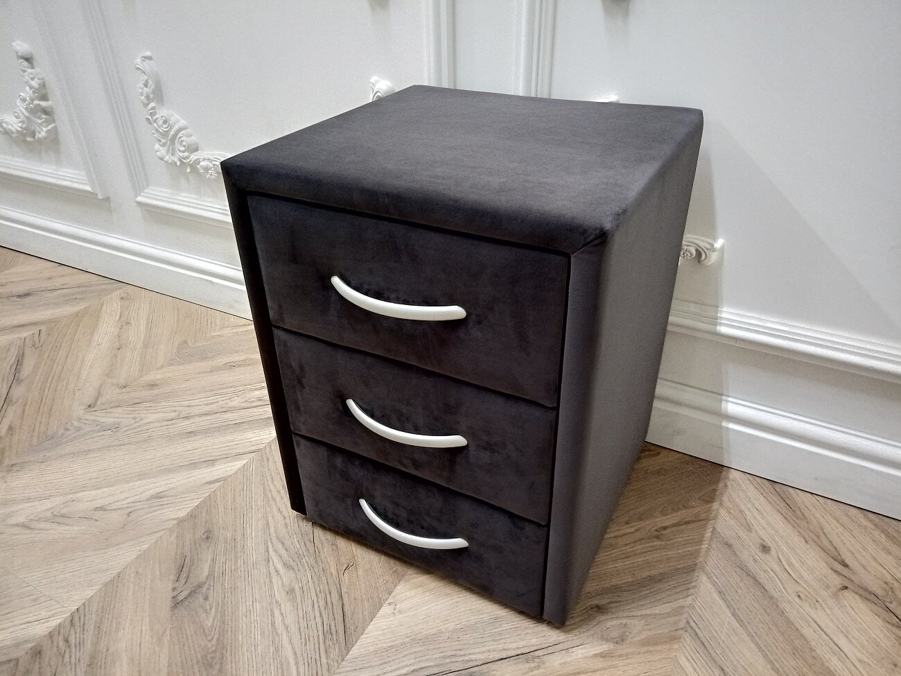 Прикроватная тумбочка с тремя ящиками графитовая Эстетика Rivera - изображение 6