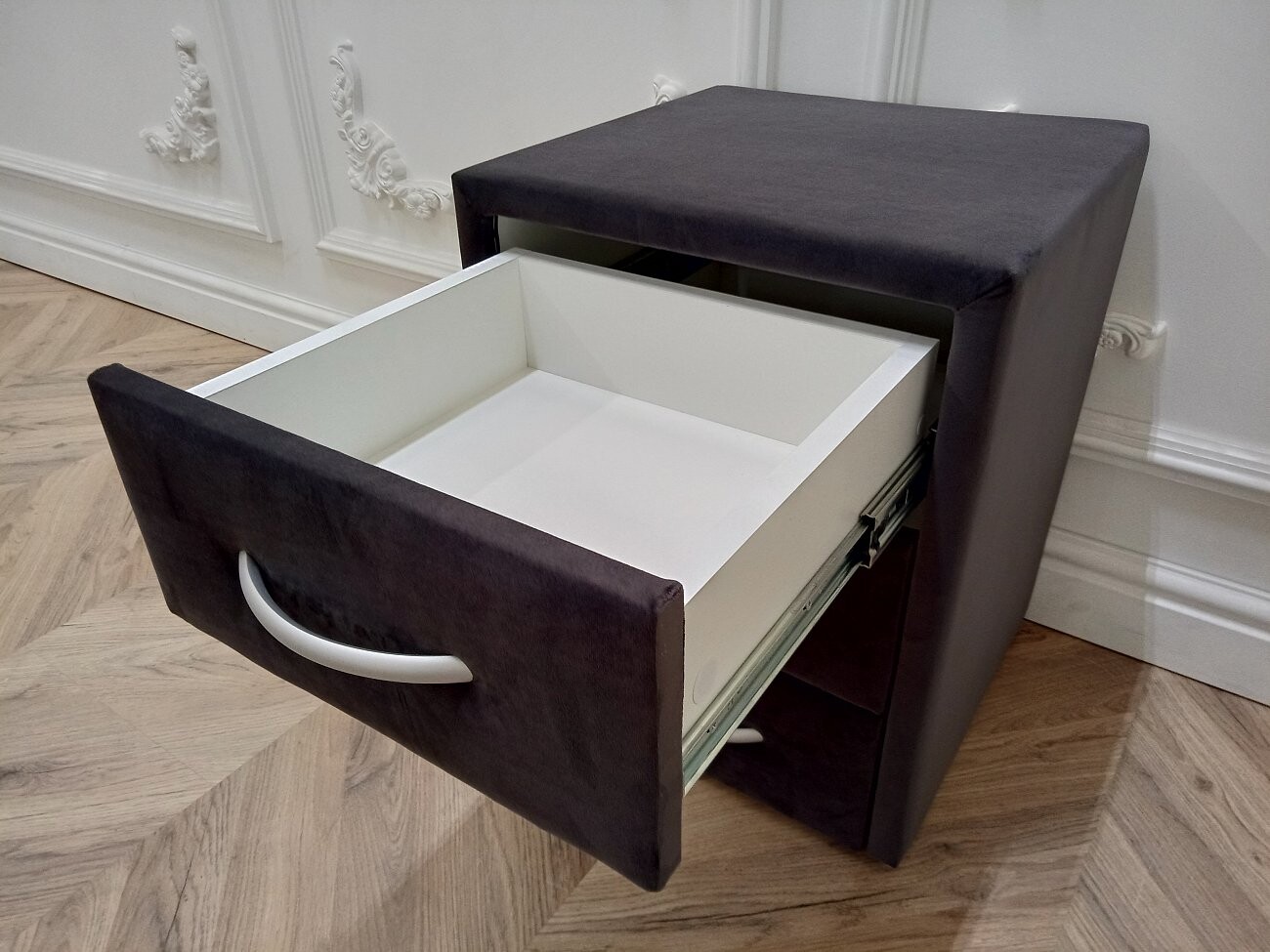 Прикроватная тумбочка с тремя ящиками графитовая Эстетика Rivera - изображение 7