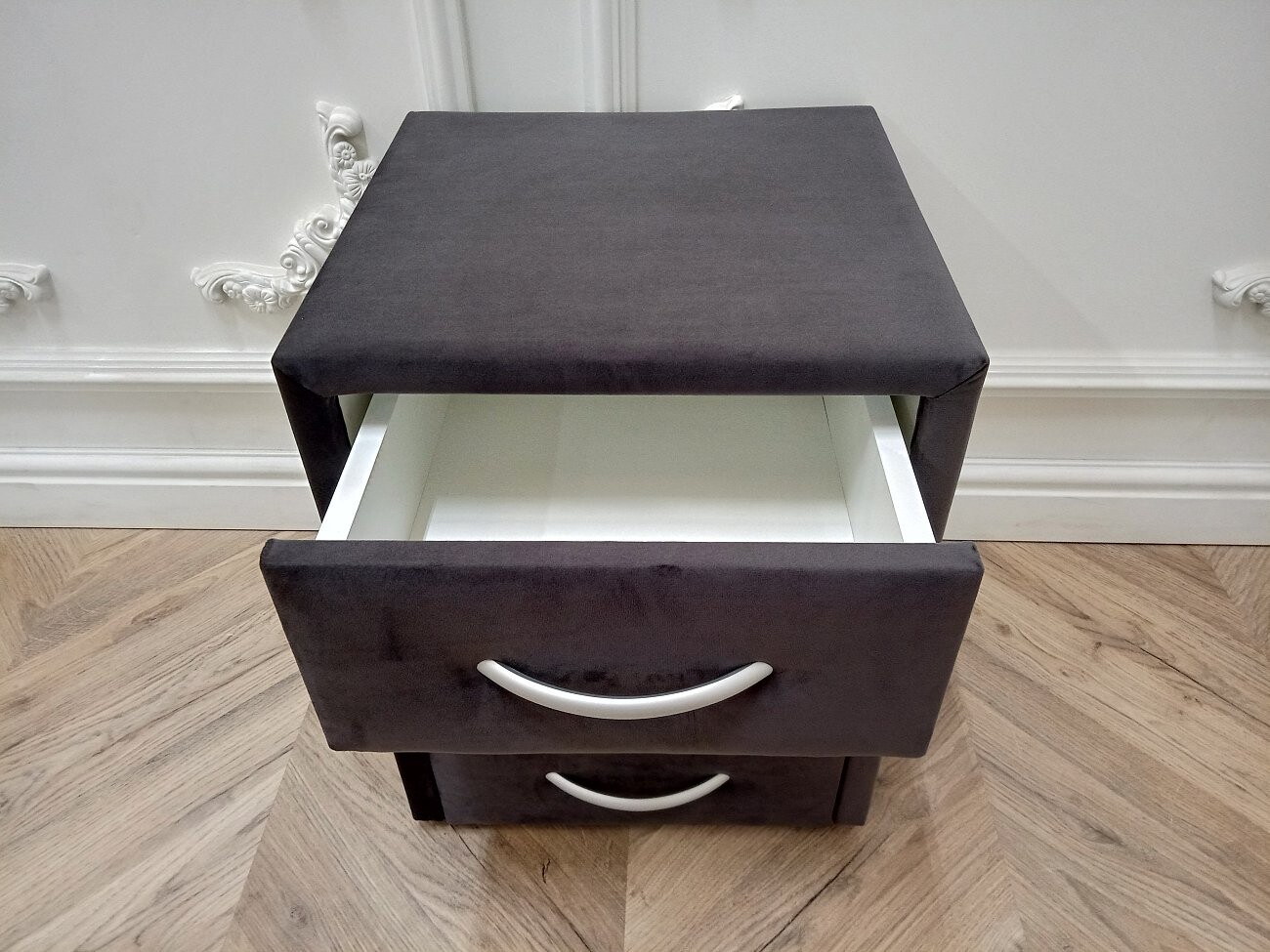 Прикроватная тумбочка с тремя ящиками графитовая Эстетика Rivera - изображение 8