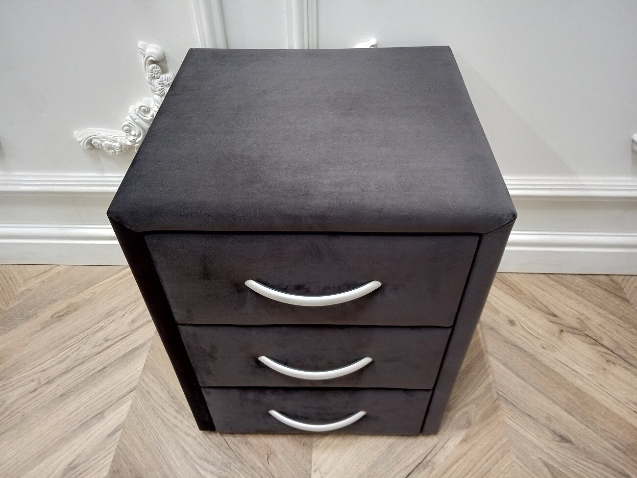 Прикроватная тумбочка с тремя ящиками графитовая Эстетика Rivera - изображение 9