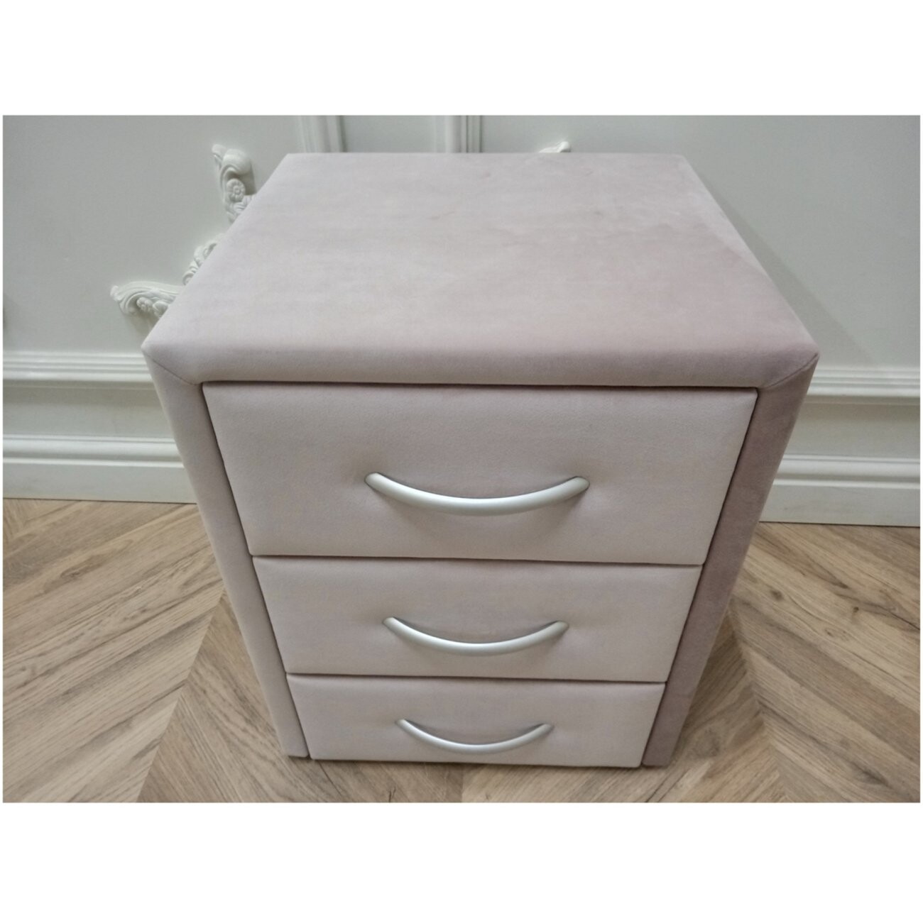 Прикроватная тумбочка с тремя ящиками розовая Эстетика Manhattan - изображение 10