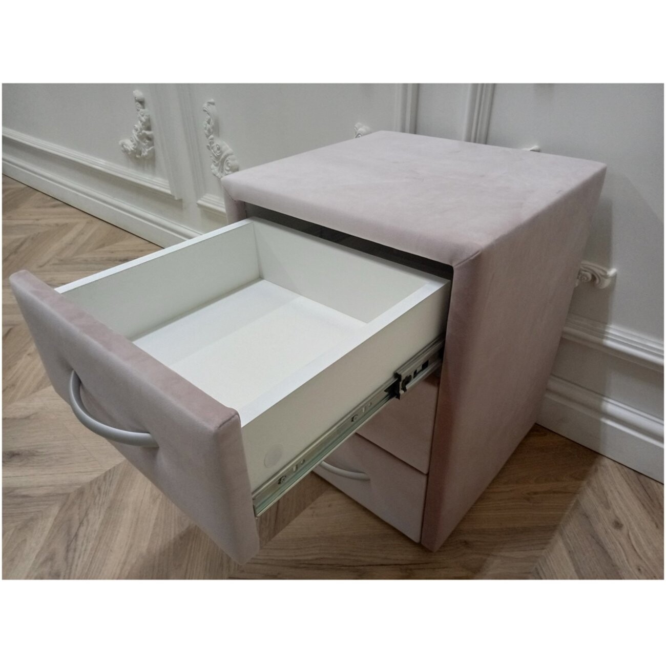 Прикроватная тумбочка с тремя ящиками розовая Эстетика Manhattan - изображение 8