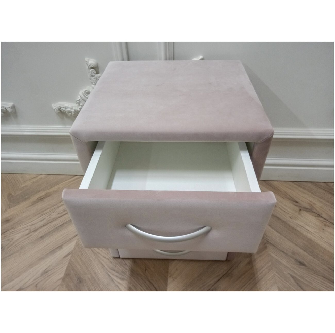 Прикроватная тумбочка с тремя ящиками розовая Эстетика Manhattan - изображение 9