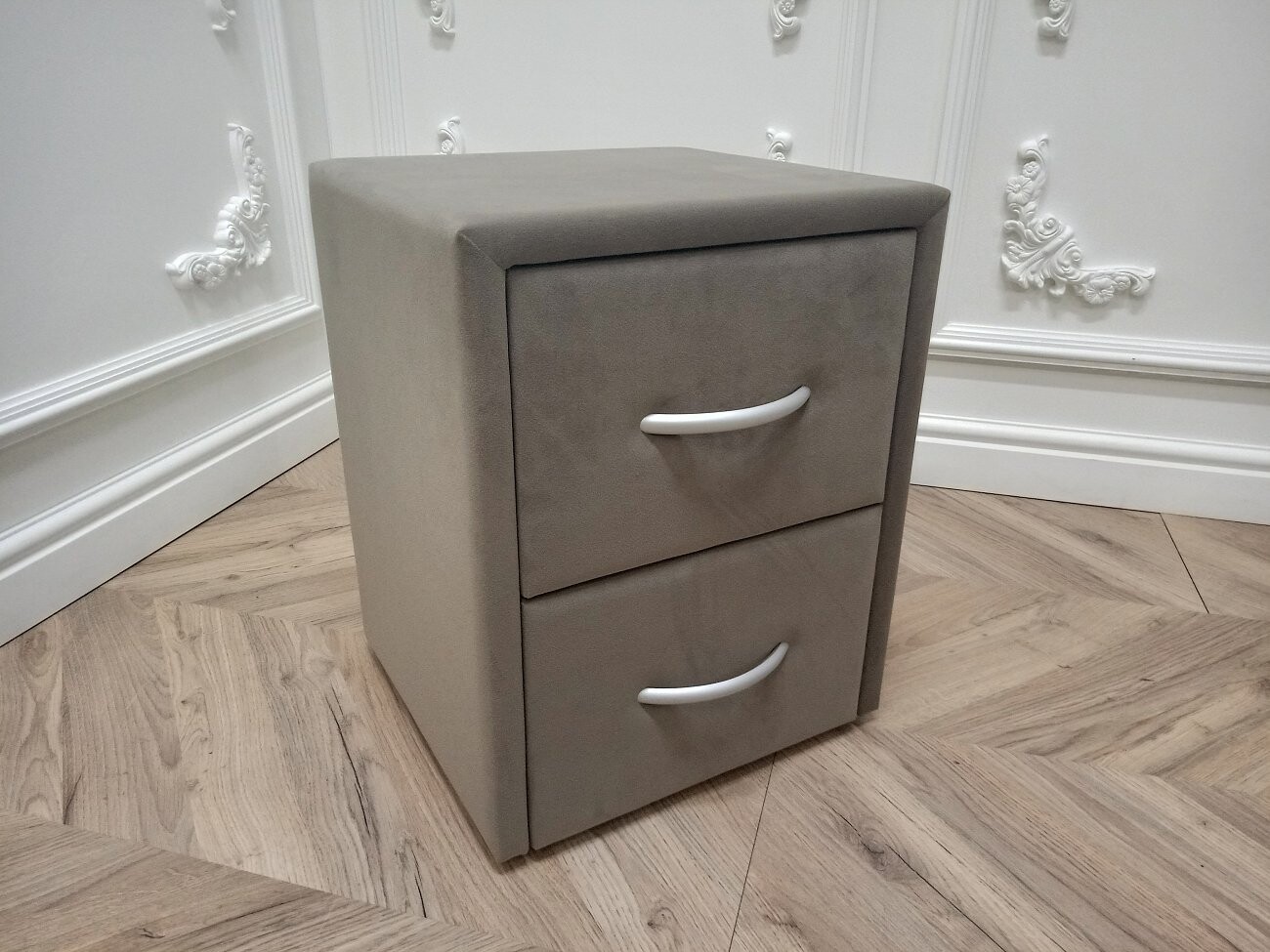 Прикроватная тумбочка с двумя ящиками светло-коричневая Эстетика Kalibri Stown - изображение 2