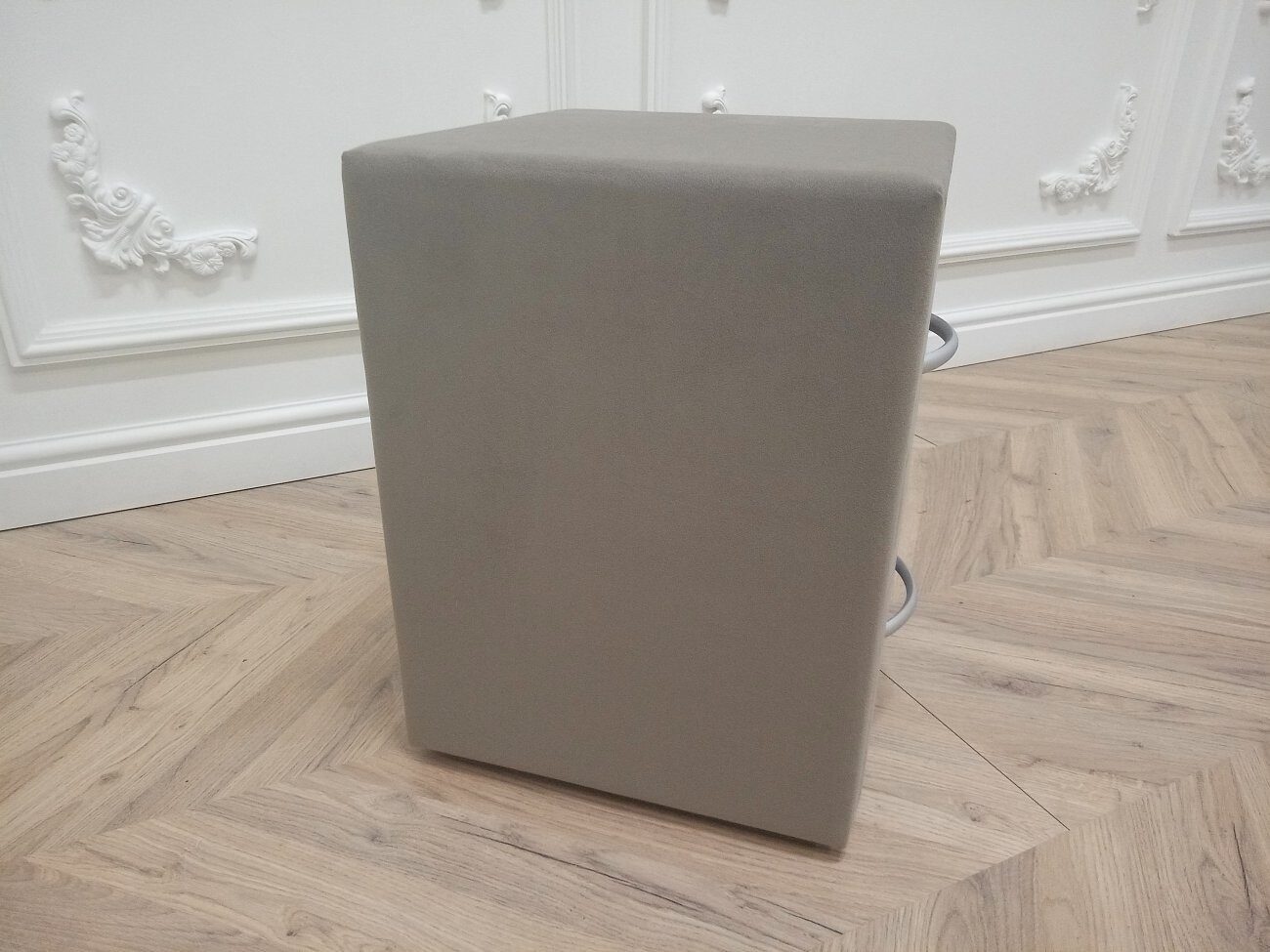 Прикроватная тумбочка с двумя ящиками светло-коричневая Эстетика Kalibri Stown - изображение 3