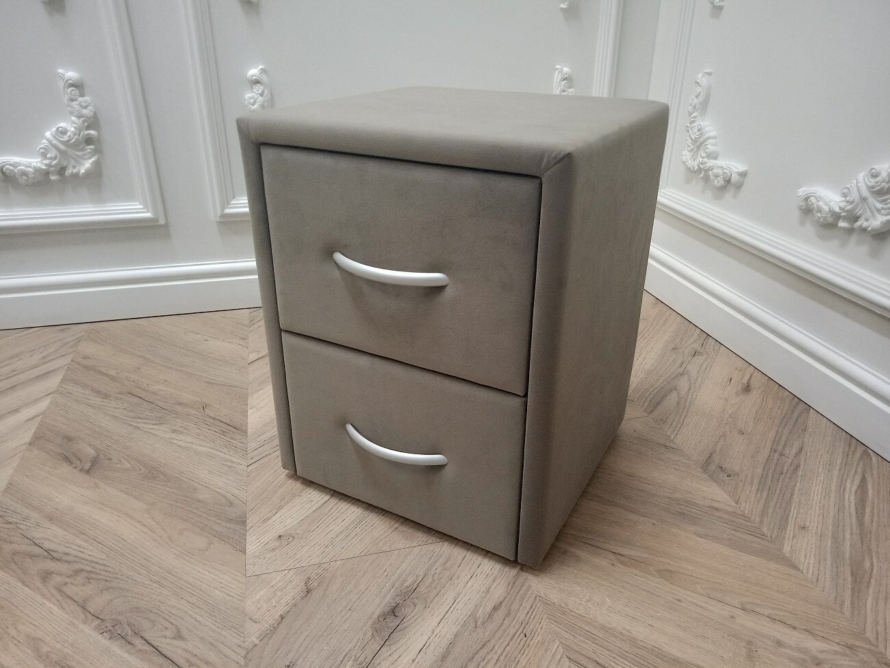 Прикроватная тумбочка с двумя ящиками светло-коричневая Эстетика Kalibri Stown - изображение 4